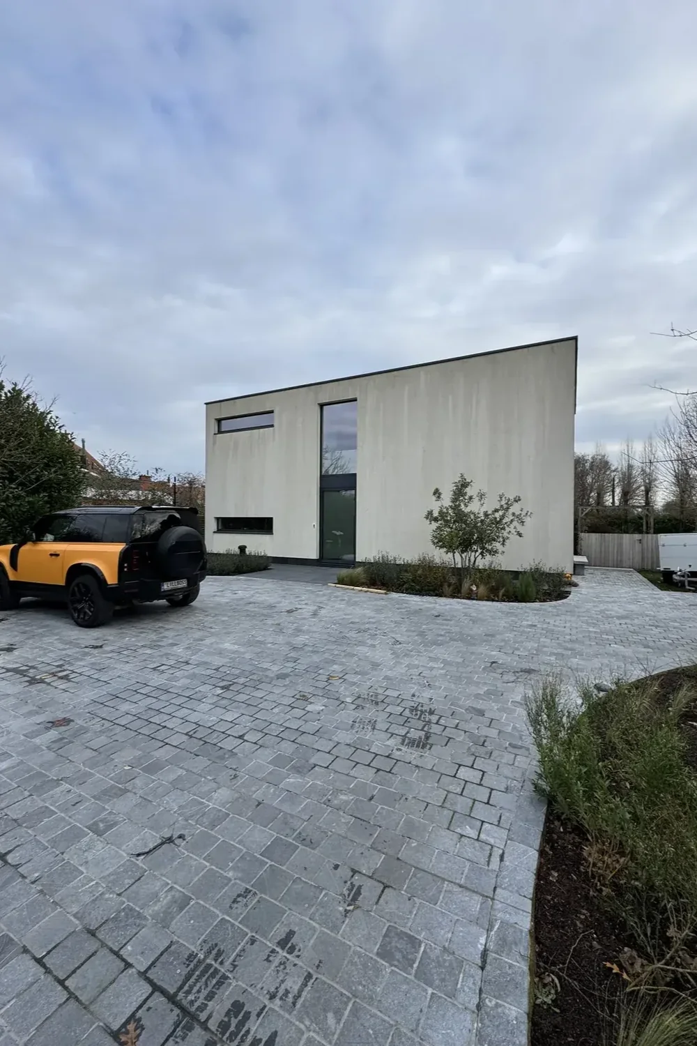 Voorbeeld van vervuilde witte minerale crepi voor reiniging