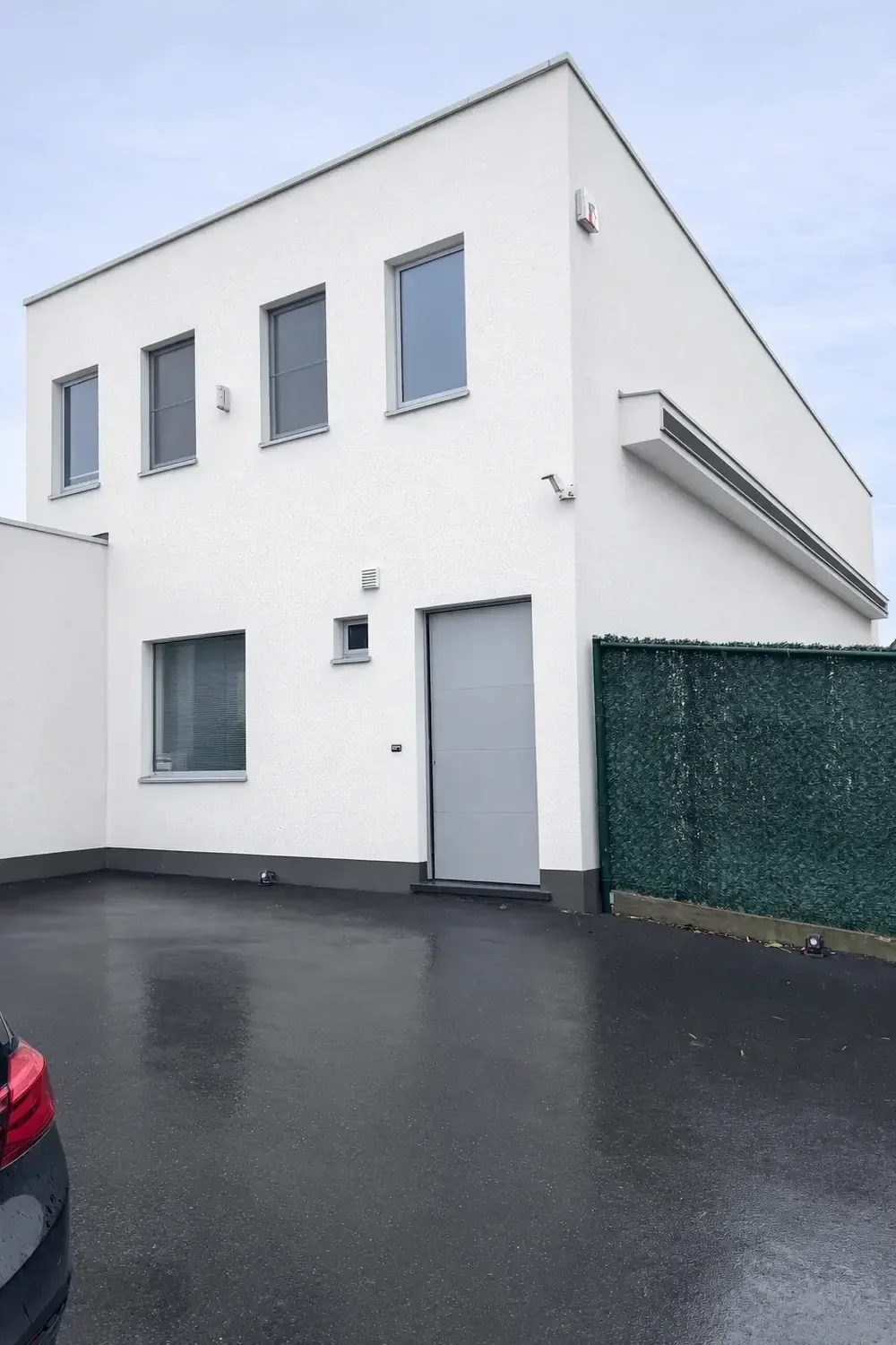 Kubuswoning met witte crepi na de behandeling