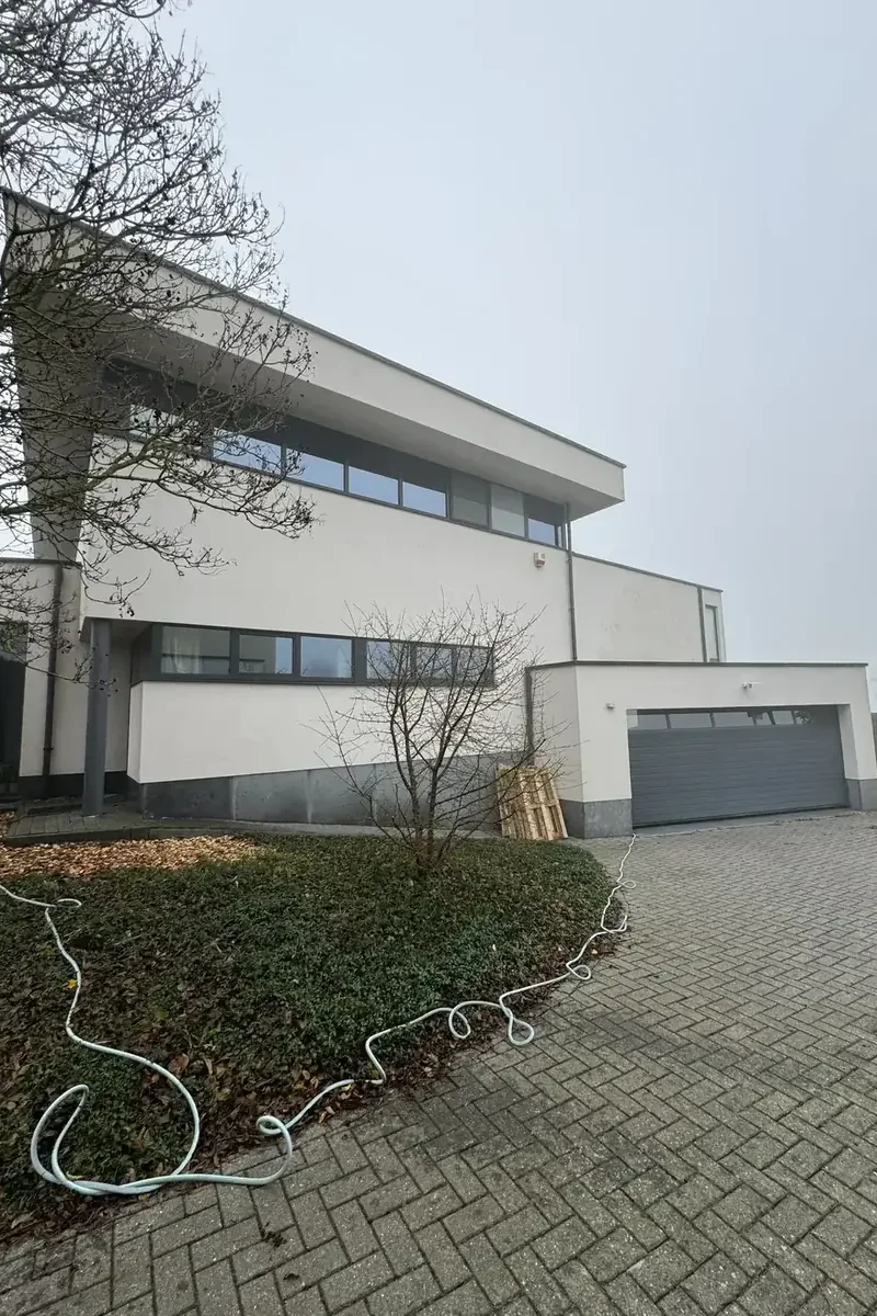 Recente crepi gevel op buitenisolatie, voor de reiniging