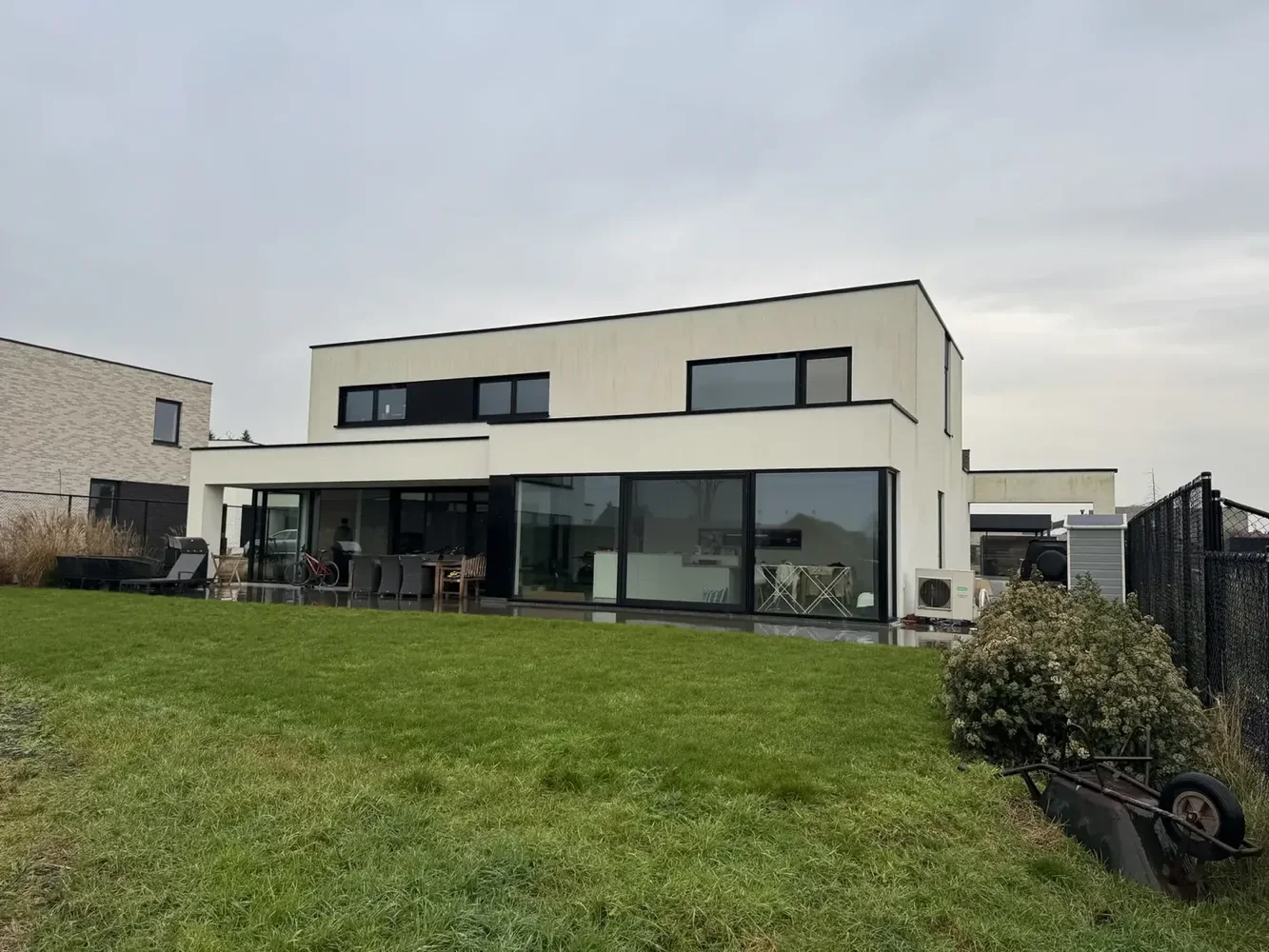 Vervuilde crepi gevel voor behandeling