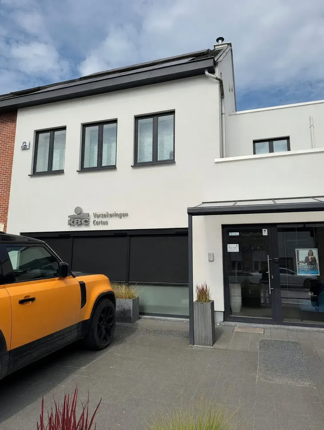 KBC Verzekeringen Certus kantoorgevel na Care4Crepi softwash