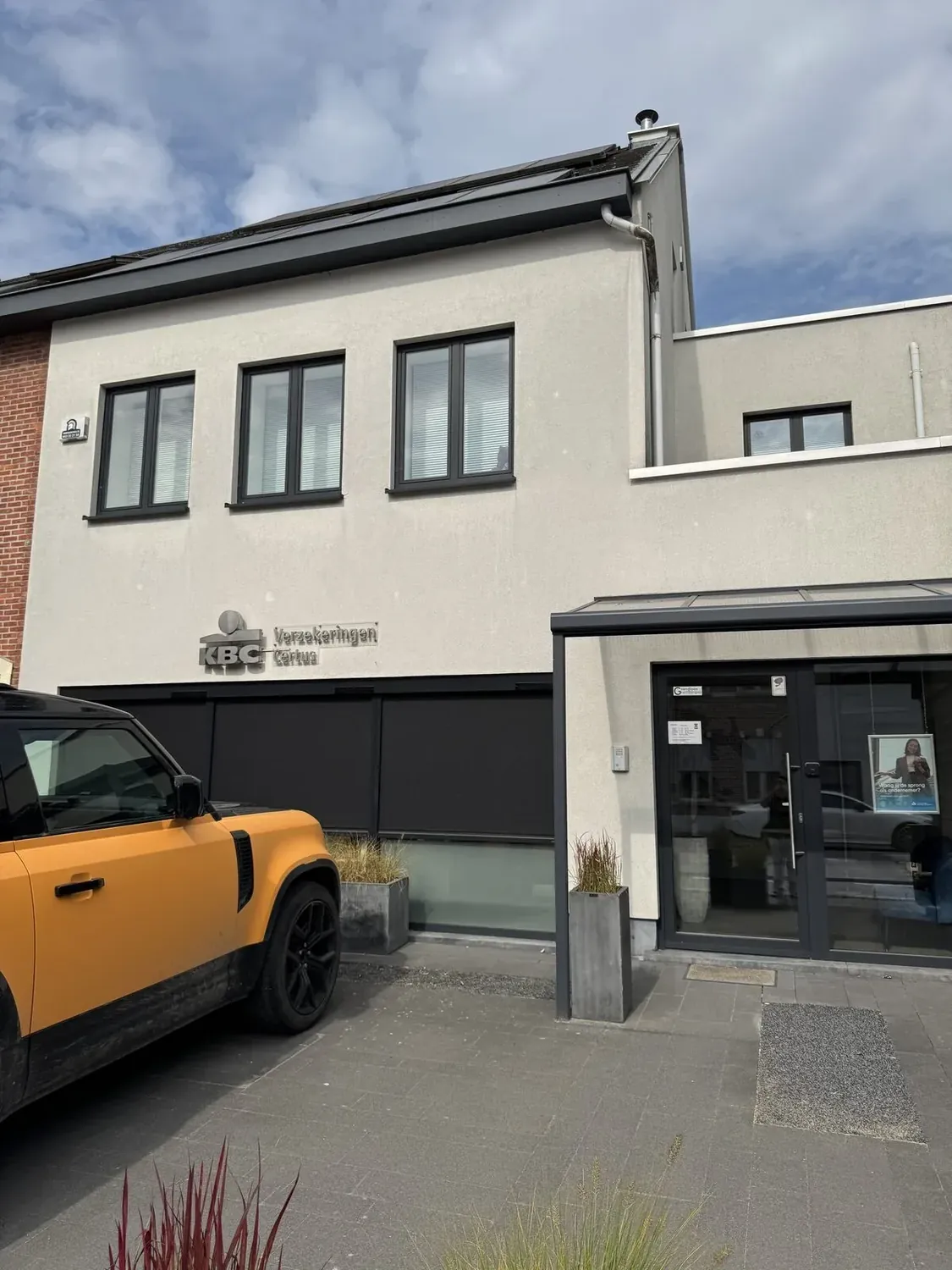 KBC Verzekeringen Certus kantoorgevel voor Care4Crepi reiniging