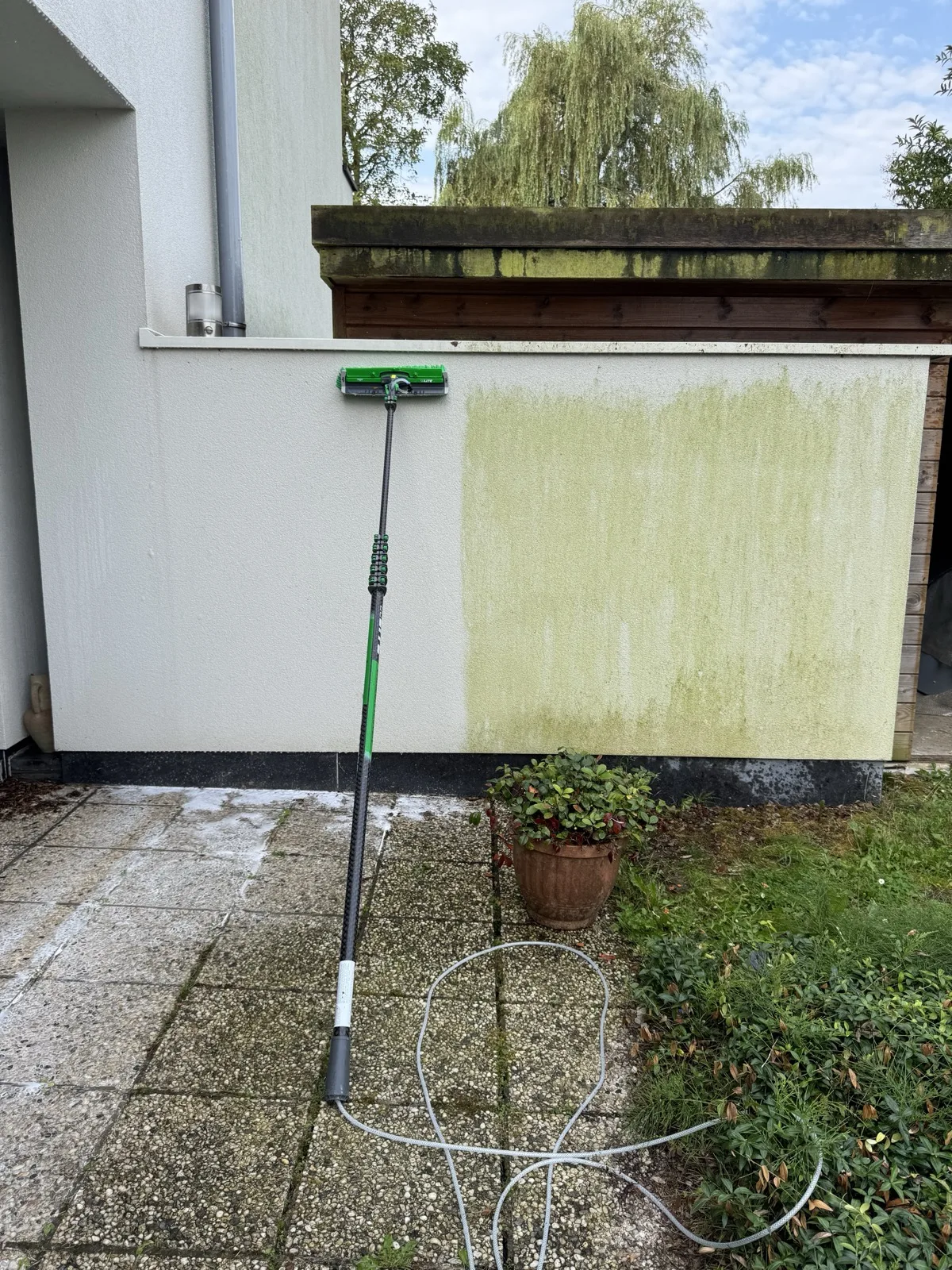 Crepi gevel tijdens de behandeling, half gereinigd
